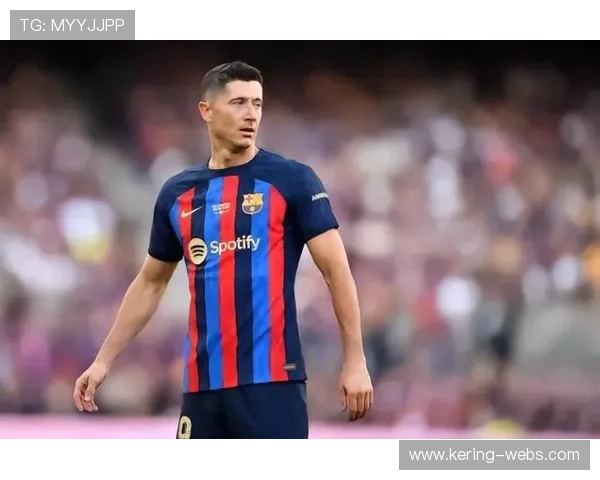 巴萨前锋莱万老化回防不足，逼抢效率下滑致防线压力