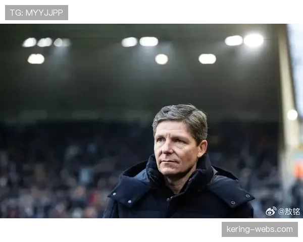 特写：带队成功保级，水晶宫少帅格拉斯纳被主场球迷高高抛起