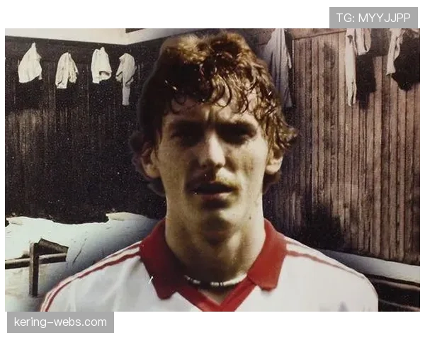 瞬间：日本球迷在东京观赛派对上展示珍藏的球星卡收藏